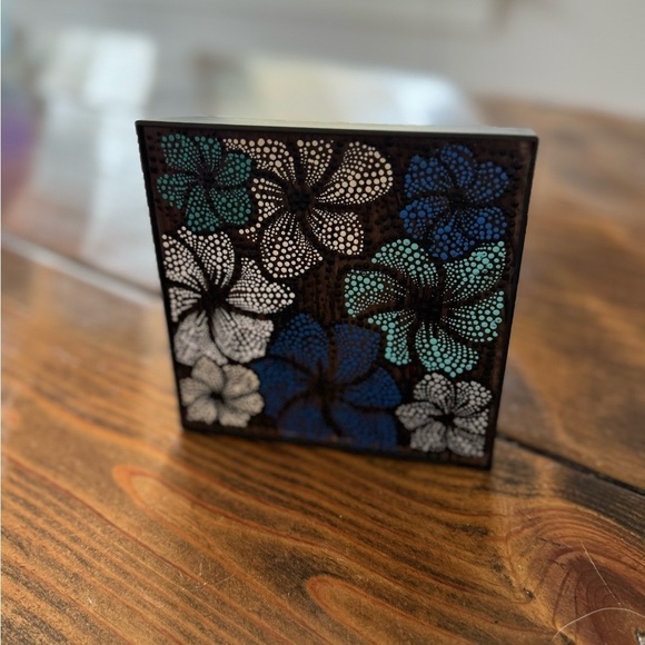 Hand painted floral design. 5X5 can be on table or hung. Blues & whites - Picture 2 of 5